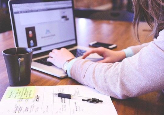 ¿Qué pasos debo seguir para denunciar una estafa bancaria de tipo phishing?