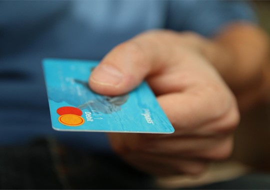 ¿Qué tipo de interés tiene que tener una tarjeta para ser considerada revolving?